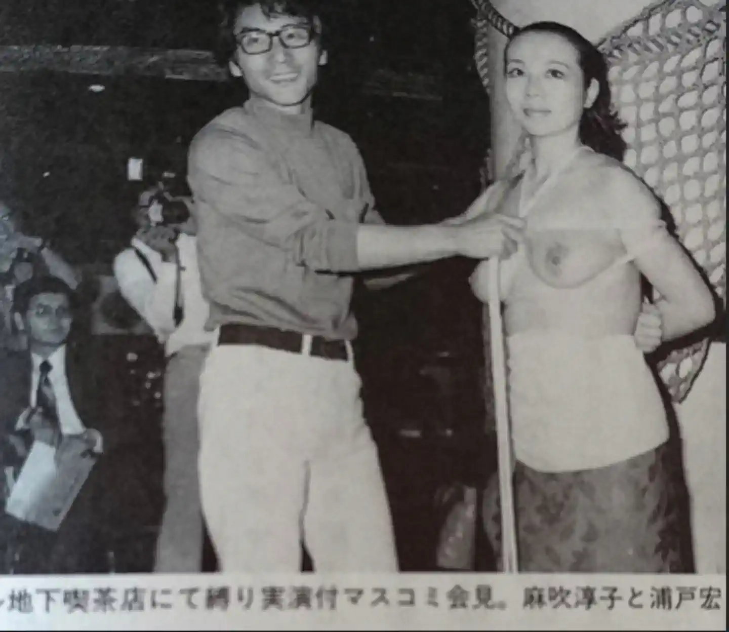 Hiroshi Urado en el set de grabación de Nikkatsu con sus cuerdas blancas. La actriz era Junko Asabuki