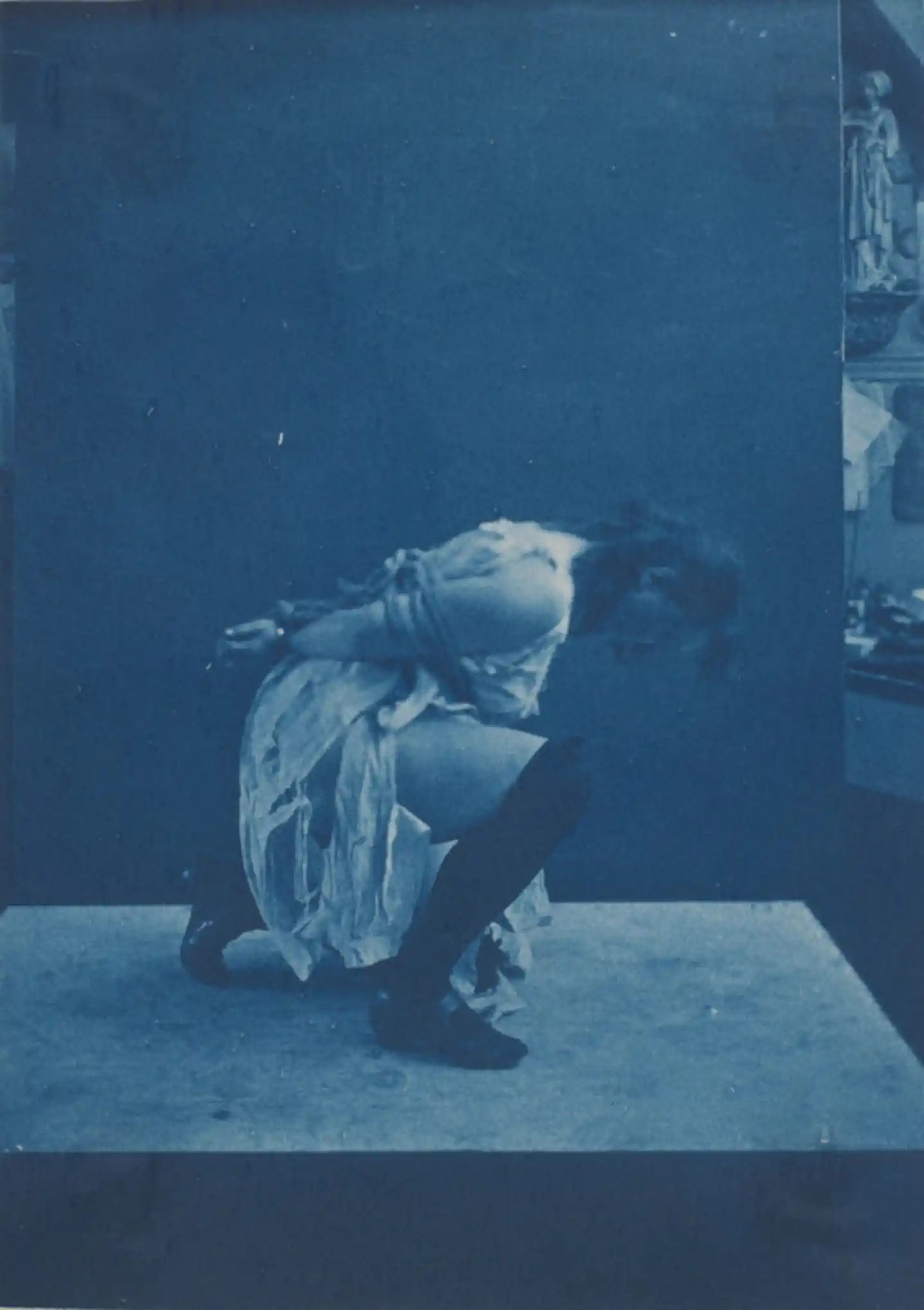 Cianotipo de Charles Jeandel, fotografía histórica en técnica de cianotipia con característico tono azul, relacionada con el arte y la documentación visual del bondage japonés.