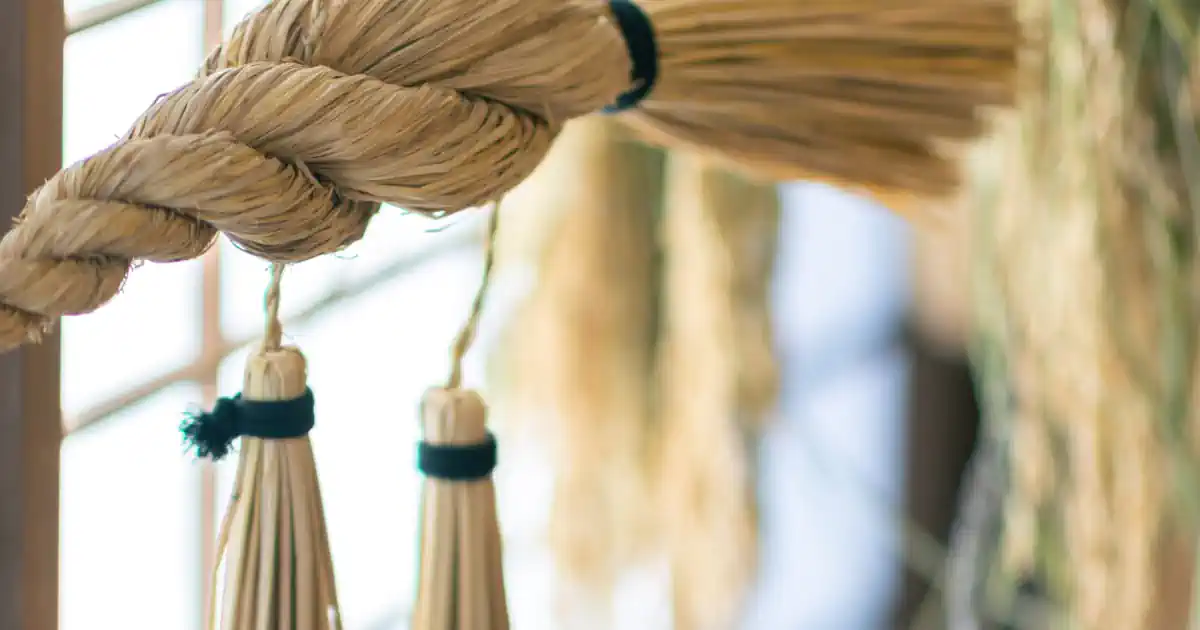 Representación del uso de la cuerda como símbolo espiritual en el sintoísmo y como símbolo erótico dentro de la práctica del shibari.